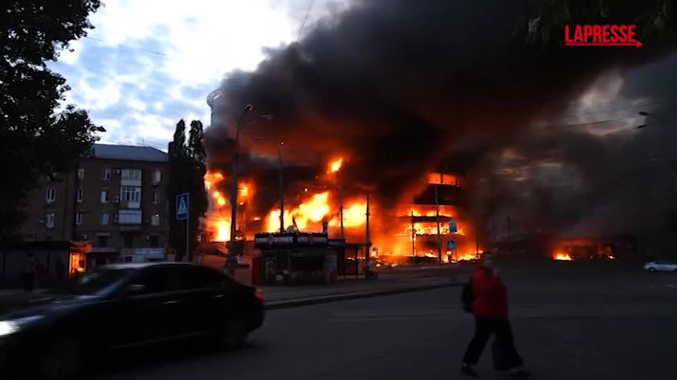 ucraina massiccio attacco russo su kiev edifici in fiamme da Lapresse.it ucraina massiccio attacco russo su kiev edifici in fiamme