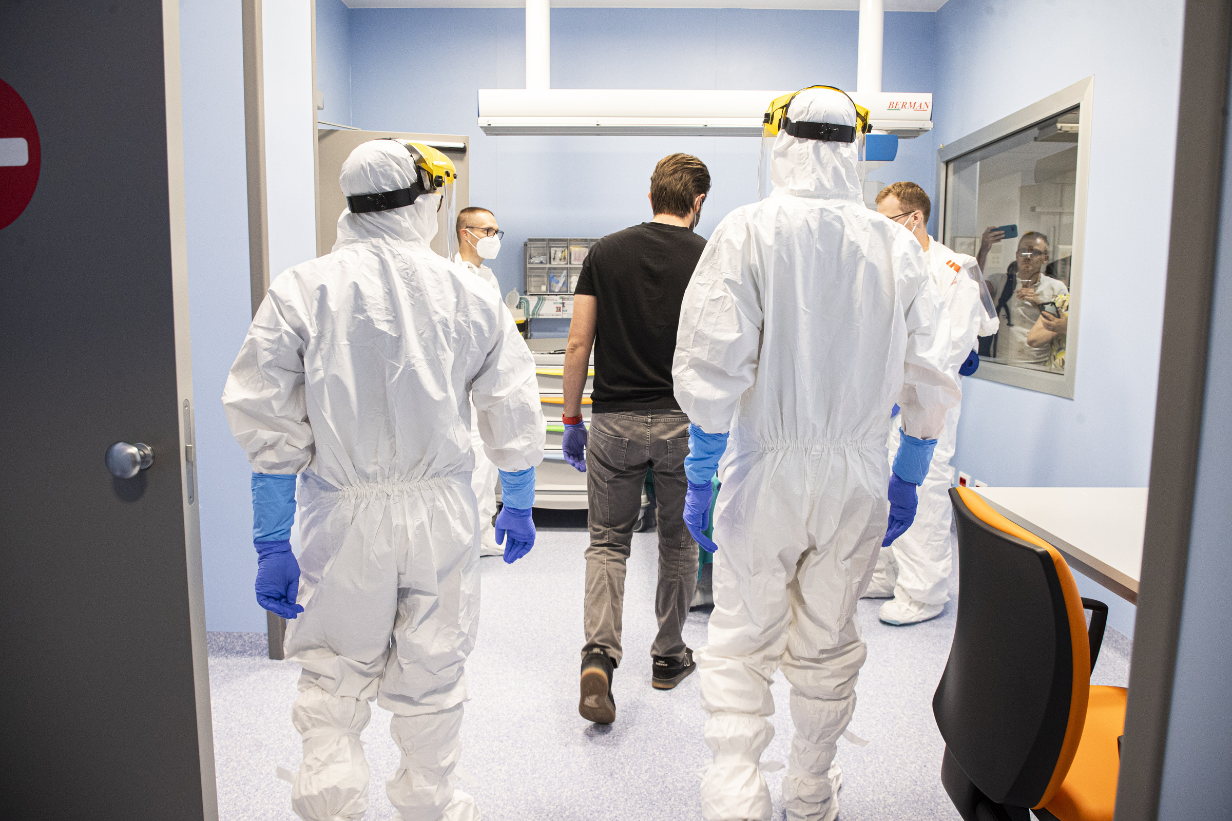 Ebola: 2 persone con febbre trasferite al Sacco, l’analisi del virologo