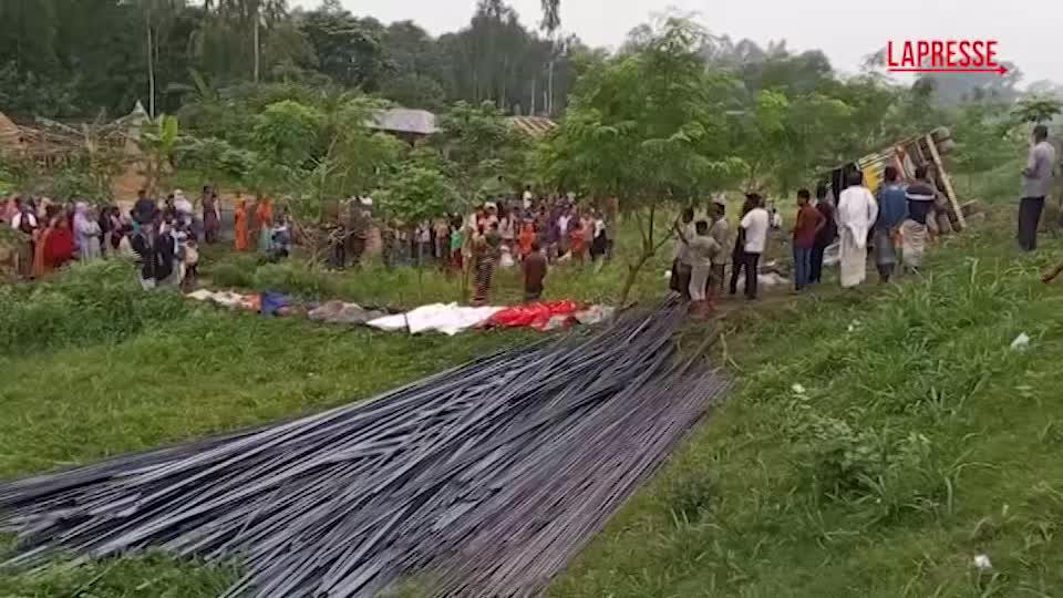 bangladesh camion si ribalta in autostrada almeno 15 i morti da Lapresse.it bangladesh camion si ribalta in autostrada almeno 15 i morti