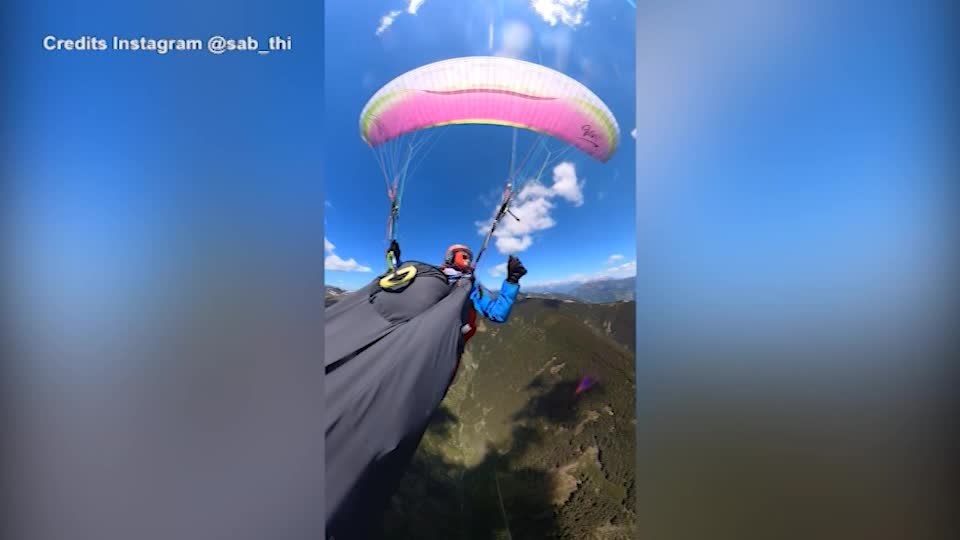 austria cessna squarcia parapendio in volo il video della donna viva per miracolo da Lapresse.it austria cessna squarcia parapendio in volo il video della donna viva per miracolo