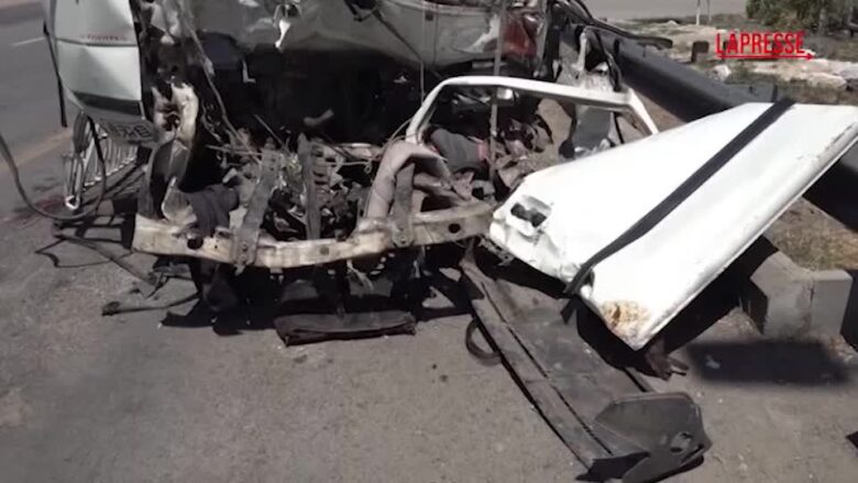 Pakistan, minibus si schianta in autostrada: 17 morti e 5 feriti