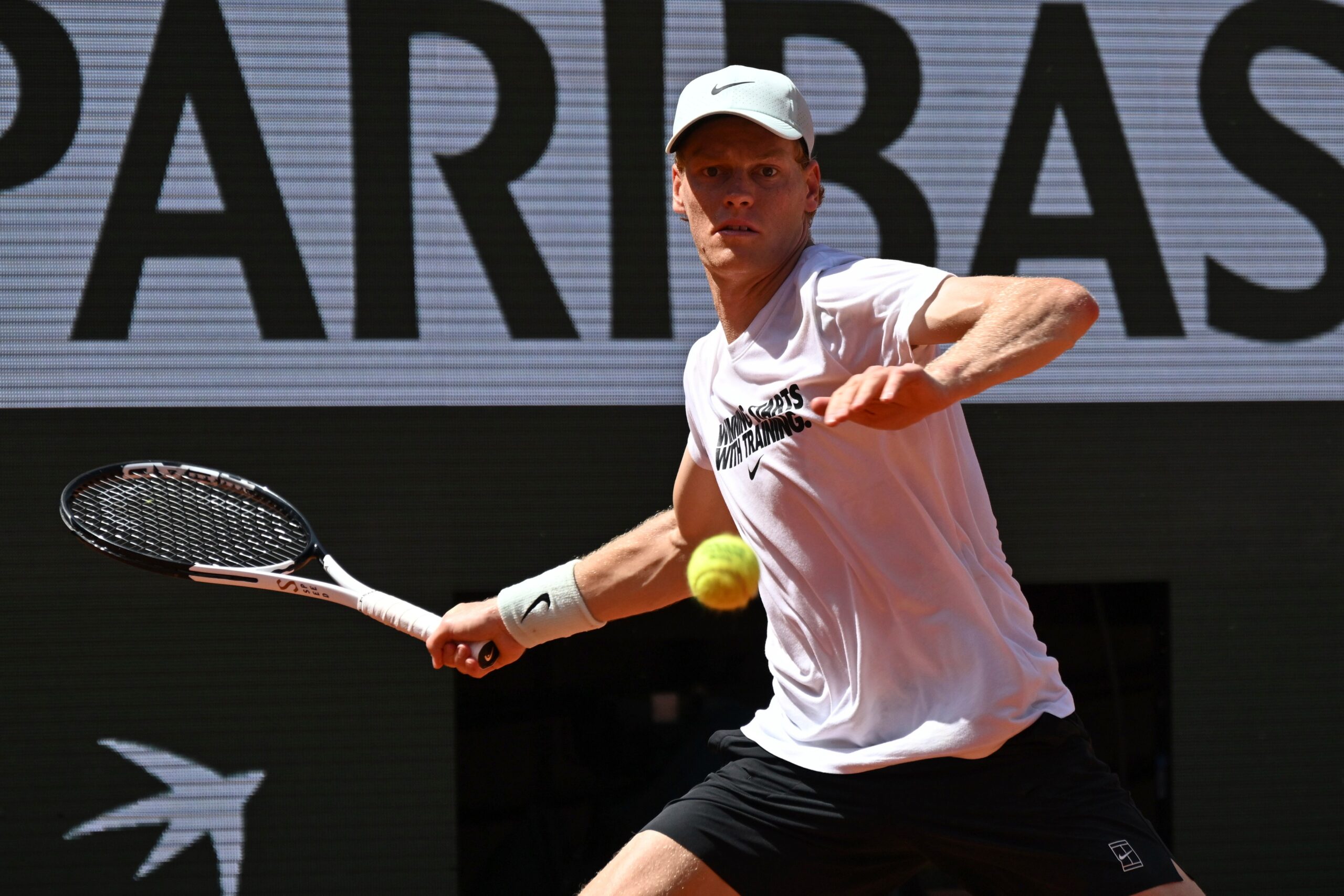 Sinner al Roland Garros 2026: quando gioca con Tabur, chi è il francese che trova all’esordio