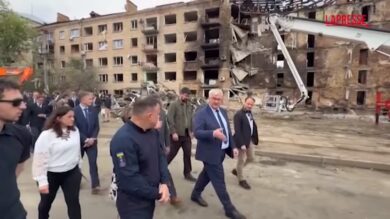 Ucraina, ministro Esteri con diplomatici nella Kiev bombardata: le immagini tra le macerie