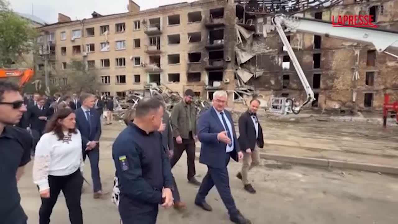 ucraina ministro esteri con diplomatici nella kiev bombardata le immagini tra le macerie da Lapresse.it ucraina ministro esteri con diplomatici nella kiev bombardata le immagini tra le macerie