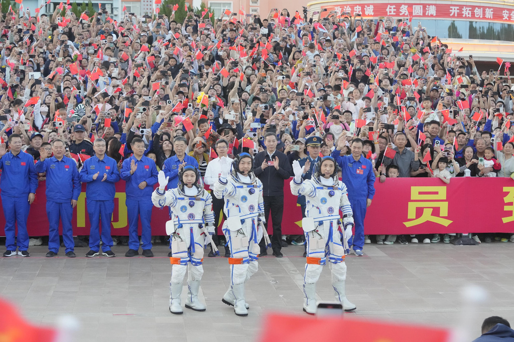 Cina lancia la navicella spaziale Shenzhou 23, a bordo tre astronauti