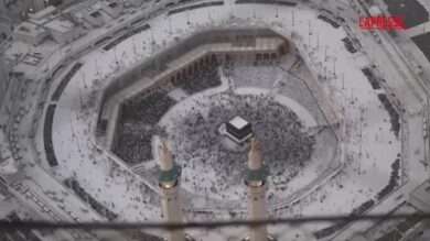 La Mecca, milioni di fedeli musulmani girano attorno alla Kaaba: il video in timelapse