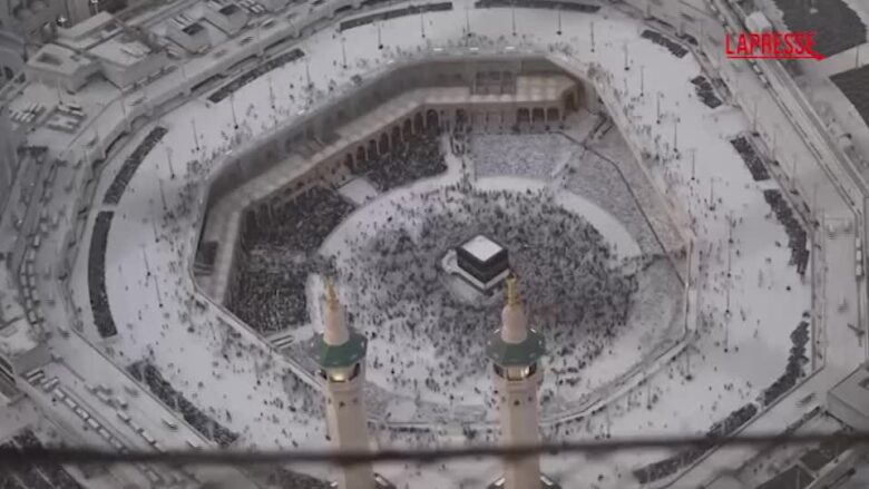 La Mecca, milioni di fedeli musulmani girano attorno alla Kaaba: il video in timelapse