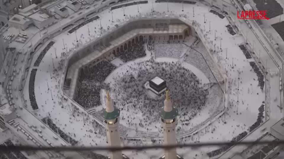 la mecca milioni di fedeli musulmani girano attorno alla kaaba il video in timelapse da Lapresse.it la mecca milioni di fedeli musulmani girano attorno alla kaaba il video in timelapse
