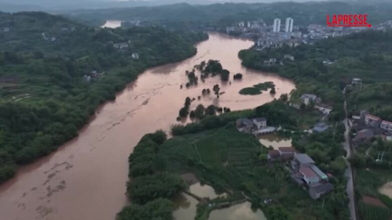 Alluvione in Cina, intere città sommerse da acqua e fango
