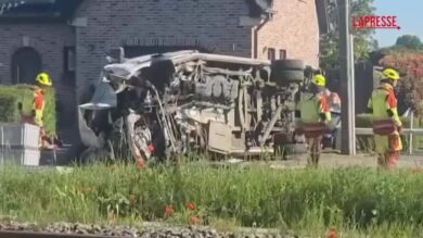 Belgio, treno investe scuolabus: diverse vittime. I soccorsi