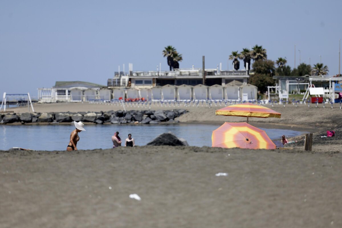 Galleria foto 'Ostia, stabilimenti balneari chiusi e distrutti: le foto' - foto 3