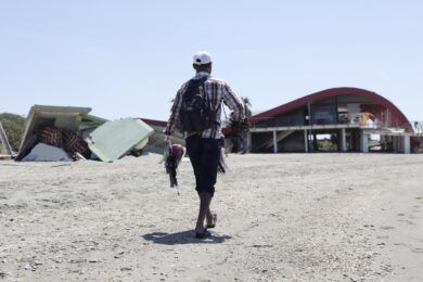 Un venditore ambulante da spiaggia tra le macerie dello Sporting Beach , storico stabilimento vicino alla Rotonda - Martedì 26 Maggio 2026 - (foto di Cecilia Fabiano/ LaPresse)