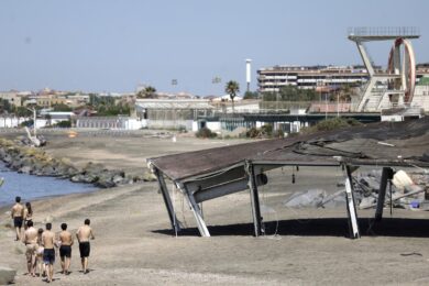 Ostia, stabilimenti balneari chiusi e distrutti: le foto