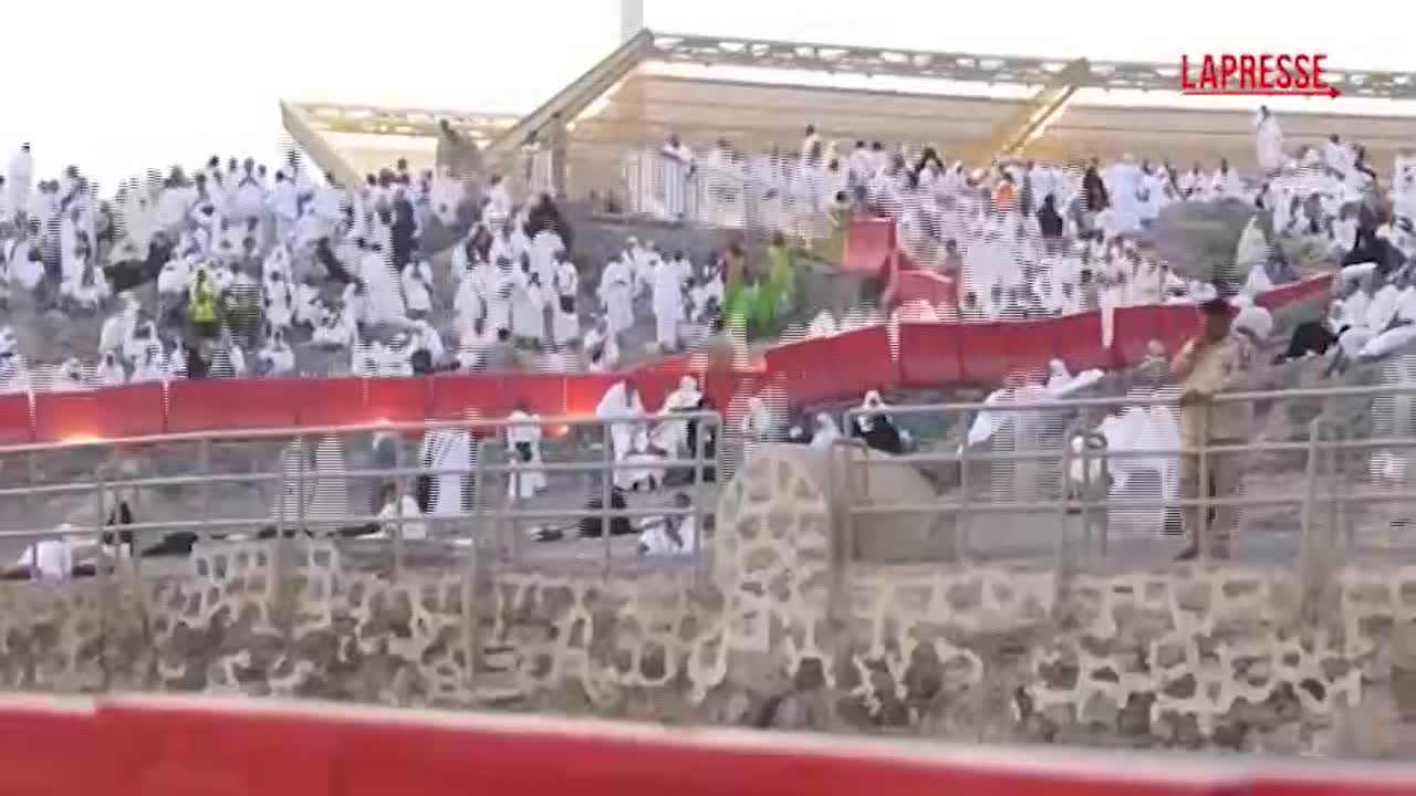 pellegrinaggio alla mecca l ascensione al monte arafat il timelapse da Lapresse.it pellegrinaggio alla mecca l ascensione al monte arafat il timelapse