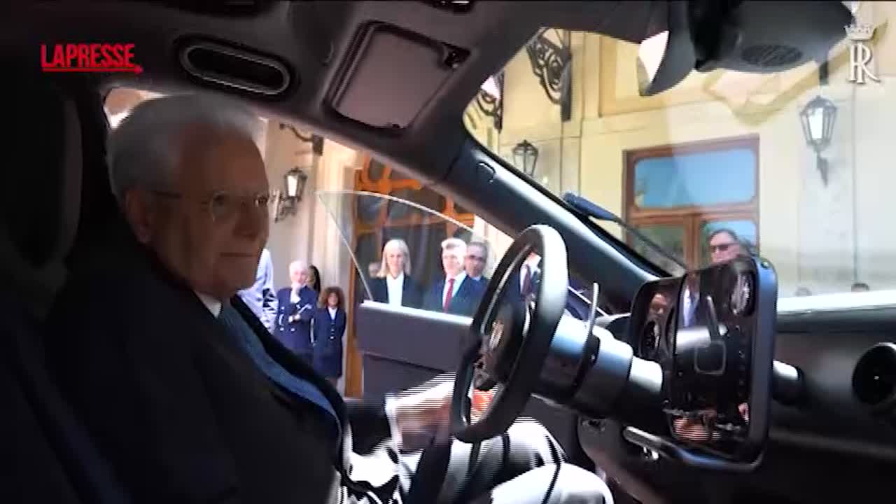 la nuova ferrari luce presentata a mattarella il presidente a bordo della vettura al quirinale da Lapresse.it la nuova ferrari luce presentata a mattarella il presidente a bordo della vettura al quirinale