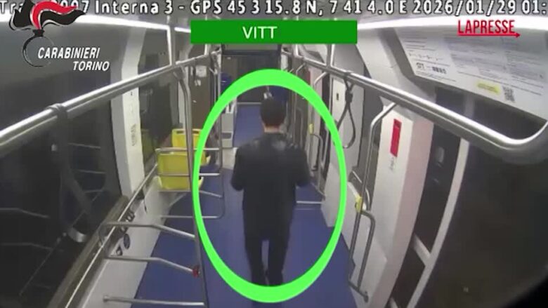 Torino, pesta e rapina giovane su tram: arrestato