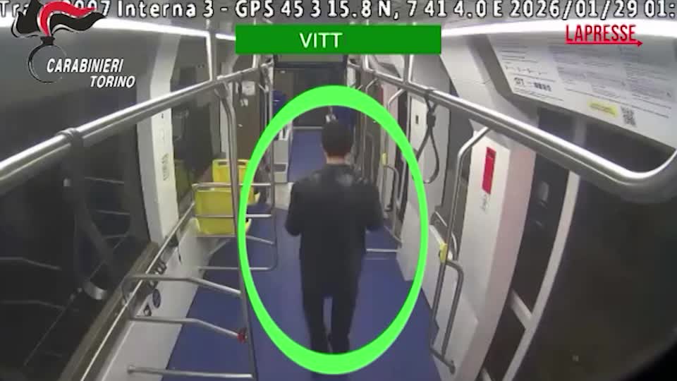 torino pesta e rapina giovane su tram arrestato da Lapresse.it torino pesta e rapina giovane su tram arrestato