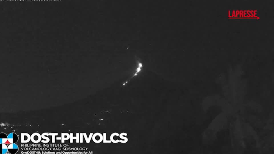 filippine meteora illumina il cielo vicino al vulcano mayon da Lapresse.it filippine meteora illumina il cielo vicino al vulcano mayon