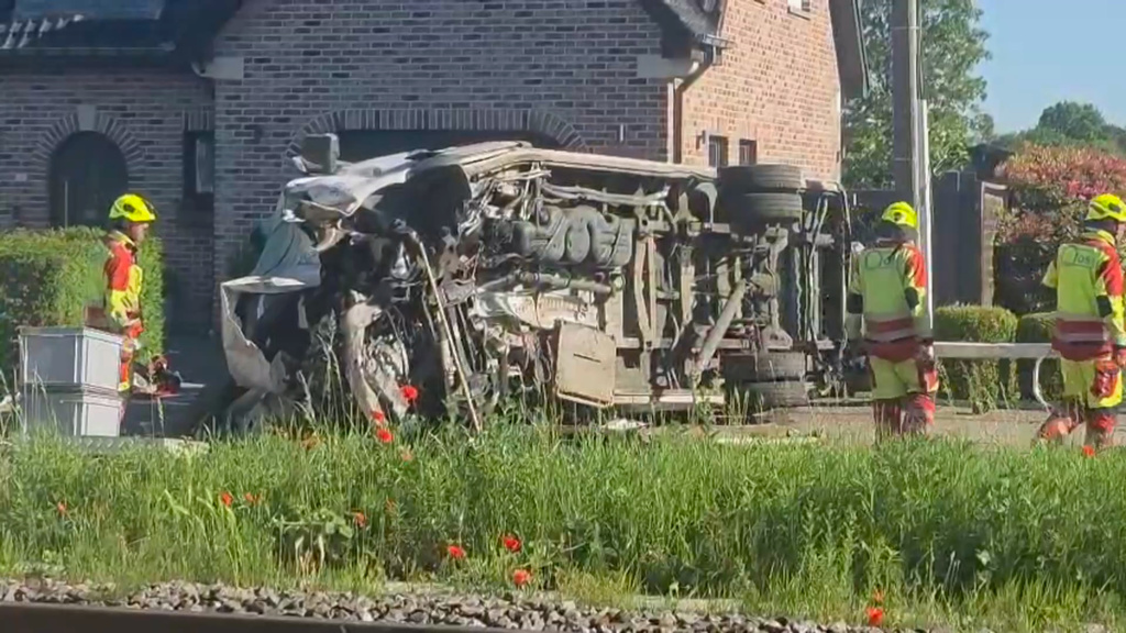 Belgio, treno travolge scuolabus al passaggio a livello: 4 morti tra cui due ragazzini Belgio, treno travolge scuolabus al passaggio a livello: 4 morti tra cui due ragazzini
