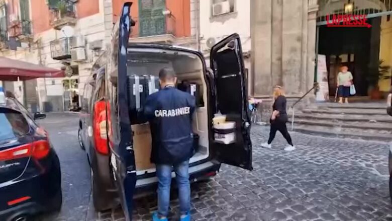 Napoli, 12enne accoltellato dal padre: Carabinieri sul luogo dell'aggressione