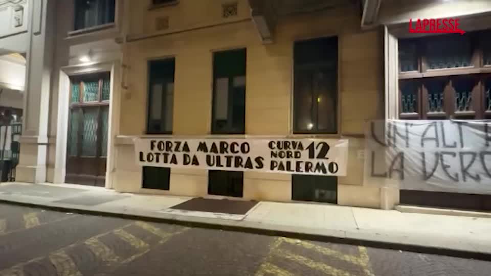 torino striscioni fuori dall ospedale molinette per il tifoso della juventus ferito da Lapresse.it torino striscioni fuori dall ospedale molinette per il tifoso della juventus ferito