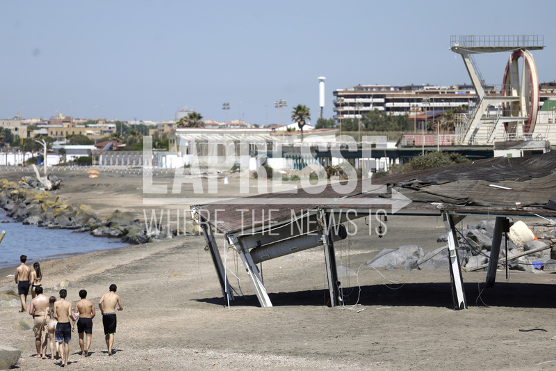 ostia stabilimenti balneari chiusi e distrutti le foto da Lapresse.it ostia stabilimenti balneari chiusi e distrutti le foto