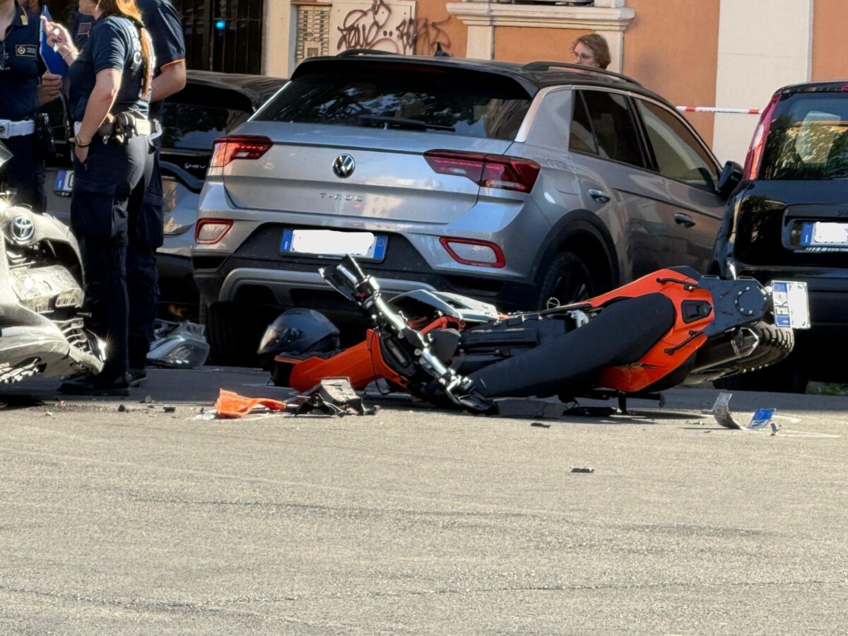 Roma, scontro tra un’auto e uno scooter: muore motociclista di 52 anni Roma, scontro tra un’auto e uno scooter: muore motociclista di 52 anni