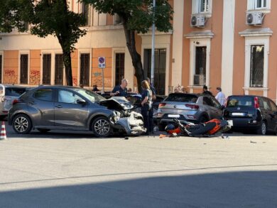 Roma, scontro tra un’auto e uno scooter: muore motociclista di 52 anni