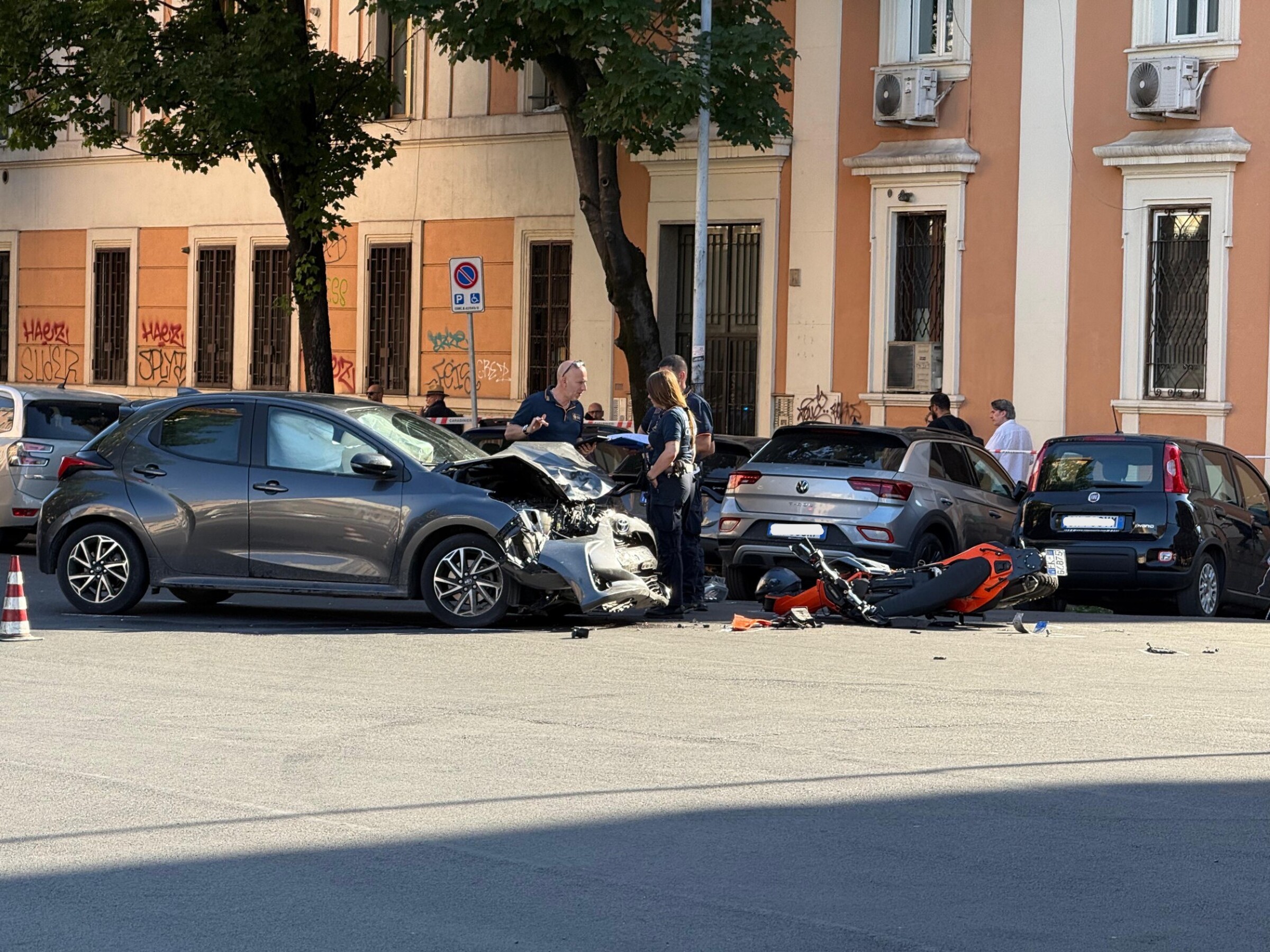 Roma, scontro tra un’auto e uno scooter: muore motociclista di 52 anni