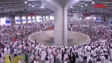 Arabia Saudita, pellegrini musulmani arrivano a Mina per compiere il rito della lapidazione di Satana