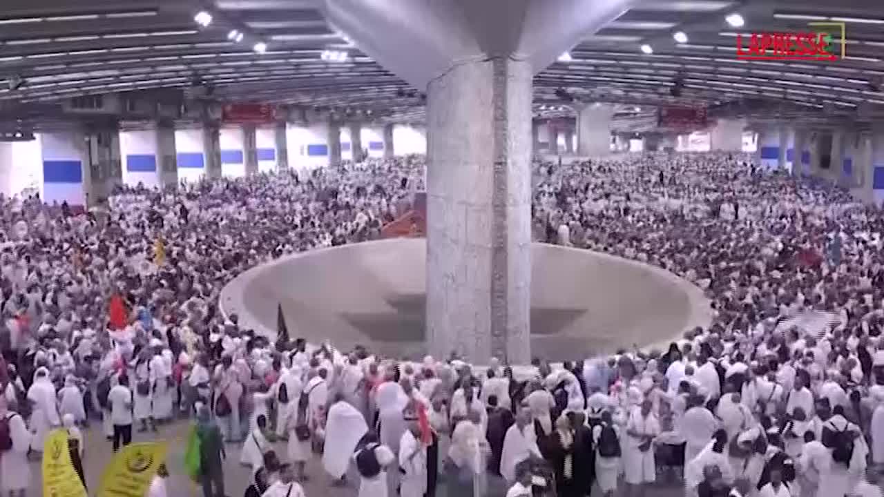 arabia saudita pellegrini musulmani arrivano a mina per compiere il rito della lapidazione di satana da Lapresse.it arabia saudita pellegrini musulmani arrivano a mina per compiere il rito della lapidazione di satana