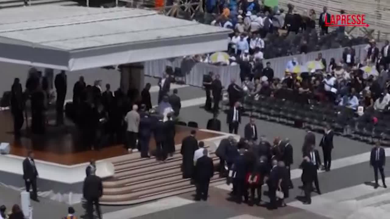 sviene per caldo durante udienza in vaticano papa accorre in suo aiuto da Lapresse.it sviene per caldo durante udienza in vaticano papa accorre in suo aiuto