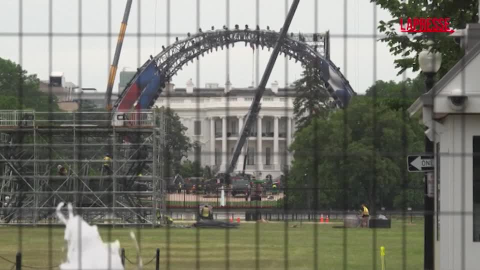 trump lotta di arti marziali per il suo compleanno il ring prende forma nel giardino della casa bianca da Lapresse.it trump lotta di arti marziali per il suo compleanno il ring prende forma nel giardino della casa bianca