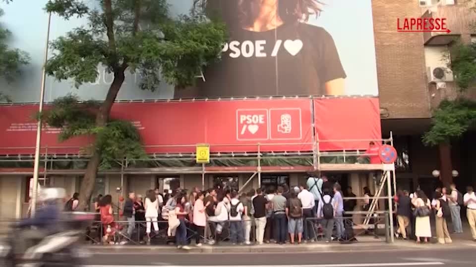 spagna guardia civil perquisisce sede psoe per possibile finanziamento illecito da Lapresse.it spagna guardia civil perquisisce sede psoe per possibile finanziamento illecito