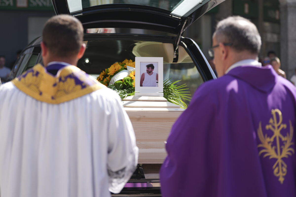 sub morti alle maldive a omegna l8217ultimo saluto a federico gualtieri da Lapresse.it sub morti alle maldive a omegna l8217ultimo saluto a federico gualtieri