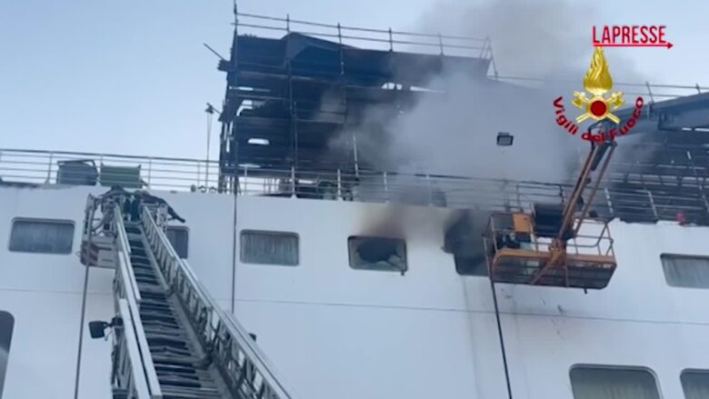 Incendio su una nave a Napoli, vigili del fuoco al lavoro per domare le fiamme