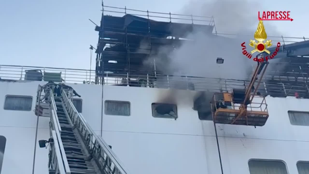 incendio su una nave a napoli vigili del fuoco al lavoro per domare le fiamme da Lapresse.it incendio su una nave a napoli vigili del fuoco al lavoro per domare le fiamme