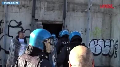 Roma, stupro di gruppo su una 32enne in un edificio abbandonato: 5 fermi