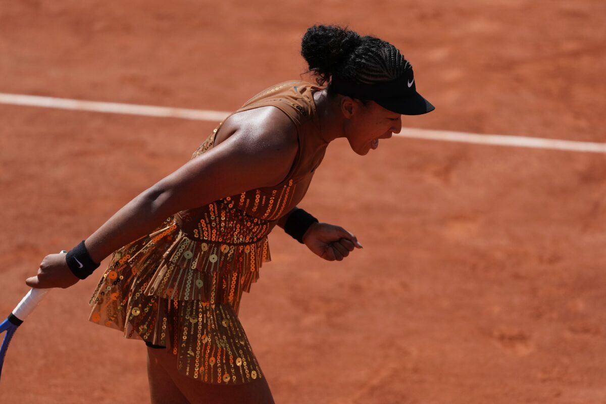 Galleria foto 'Naomi Osaka al Roland Garros 2026, in campo con bomber e paillettes oro: le foto dell’outfit' - foto 7