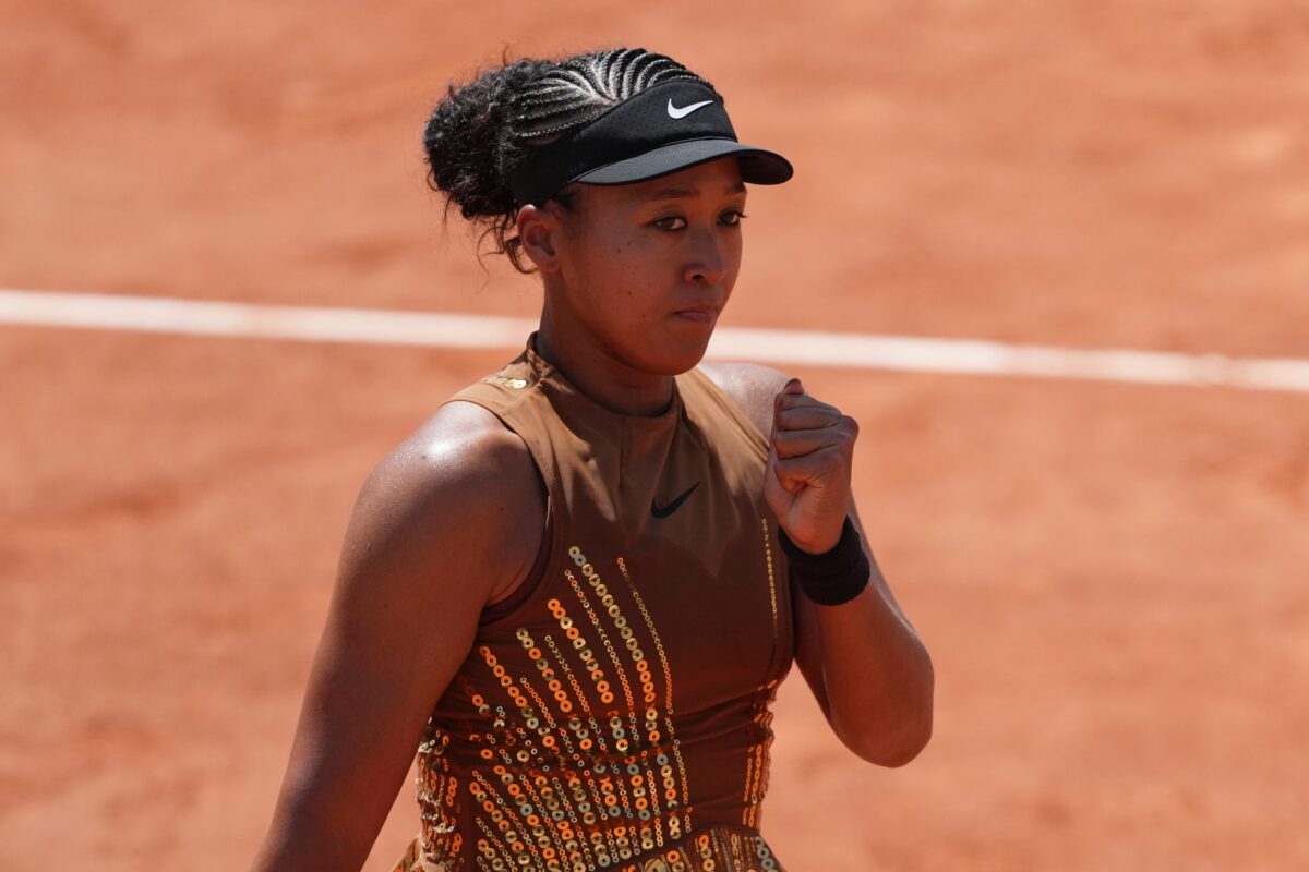 Galleria foto 'Naomi Osaka al Roland Garros 2026, in campo con bomber e paillettes oro: le foto dell’outfit' - foto 8