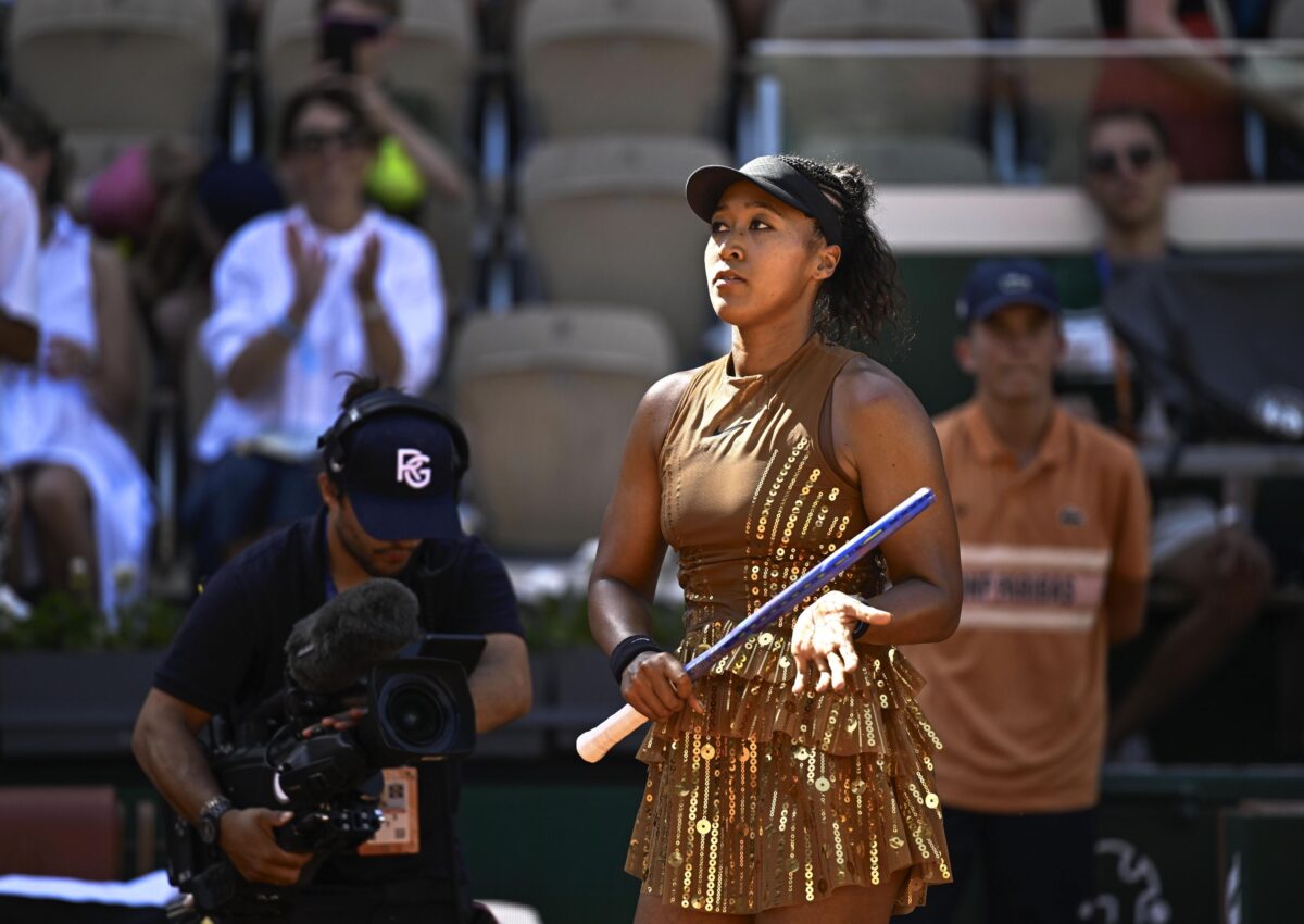 Galleria foto 'Naomi Osaka al Roland Garros 2026, in campo con bomber e paillettes oro: le foto dell’outfit' - foto 6