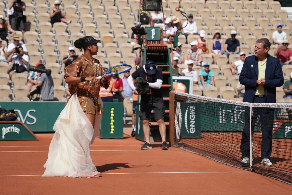 Galleria foto 'Naomi Osaka al Roland Garros 2026, in campo con bomber e paillettes oro: le foto dell’outfit' - foto 3