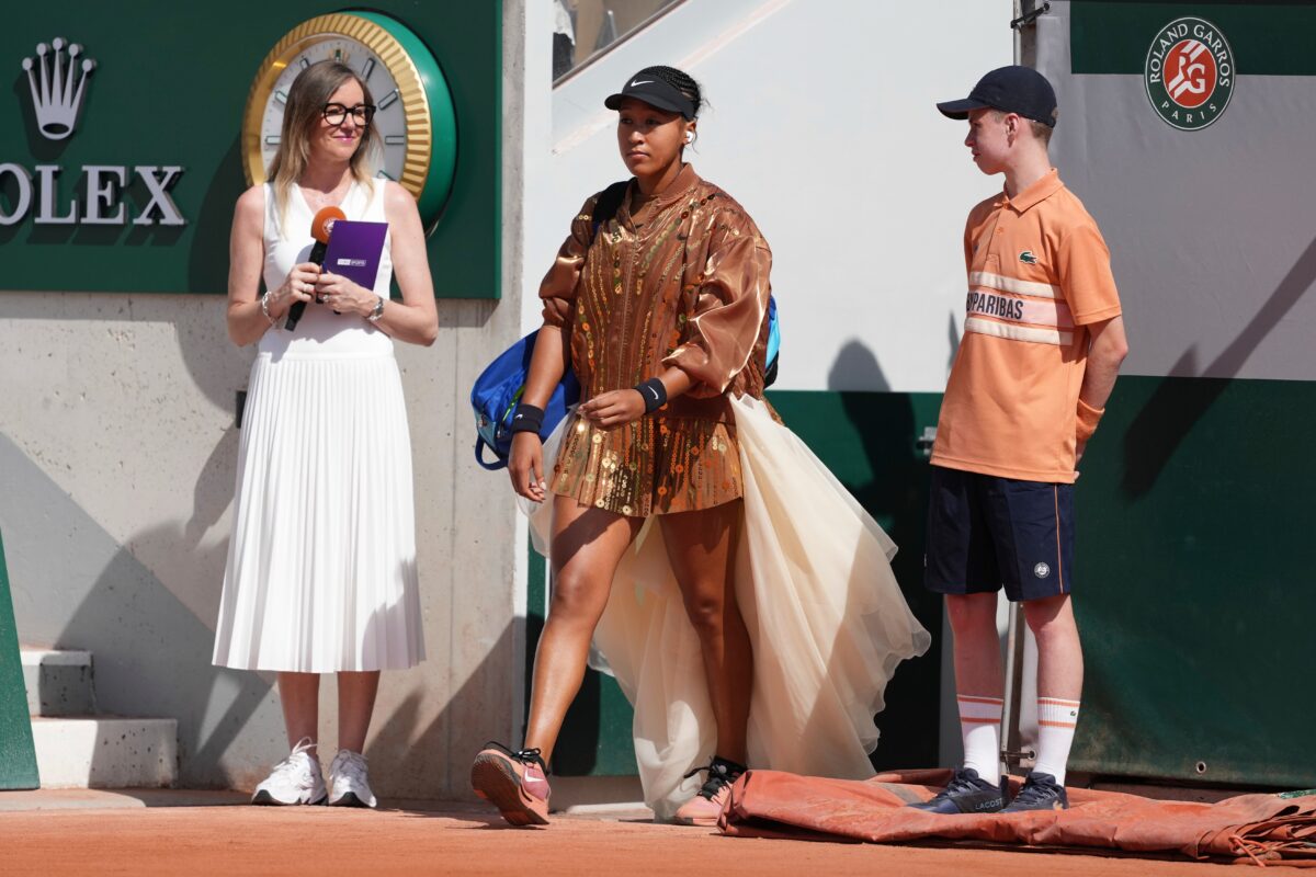 naomi osaka al roland garros 2026 in campo con bomber e paillettes oro le foto dell8217outfit da Lapresse.it naomi osaka al roland garros 2026 in campo con bomber e paillettes oro le foto dell8217outfit