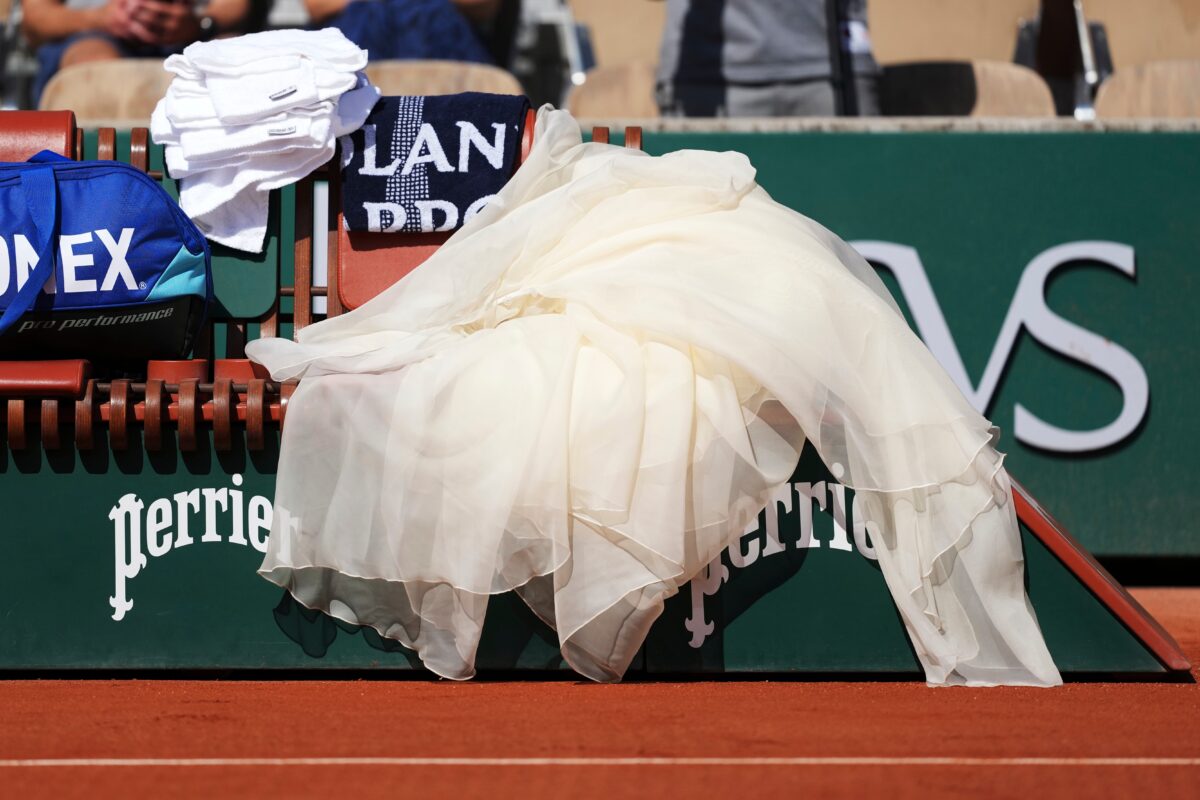 Galleria foto 'Naomi Osaka al Roland Garros 2026, in campo con bomber e paillettes oro: le foto dell’outfit' - foto 5