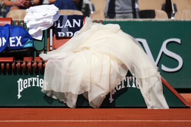 La gonna a strascico di Osaka, abbandonata a bordo campo prima dell'inizio del match. (AP Photo/Thibault Camus)