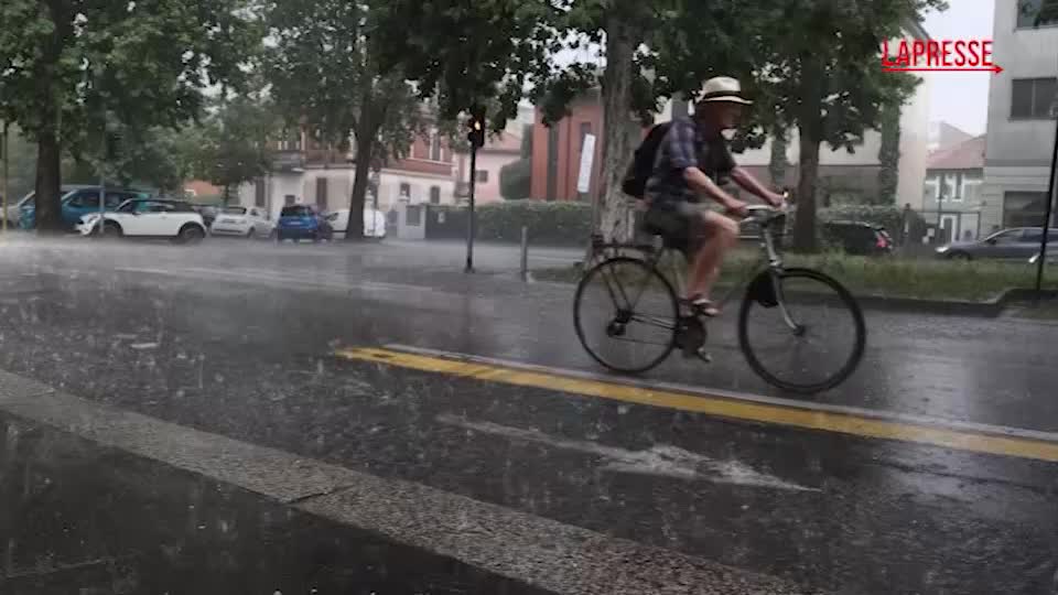 milano violento nubifragio dopo il gran caldo da Lapresse.it milano violento nubifragio dopo il gran caldo