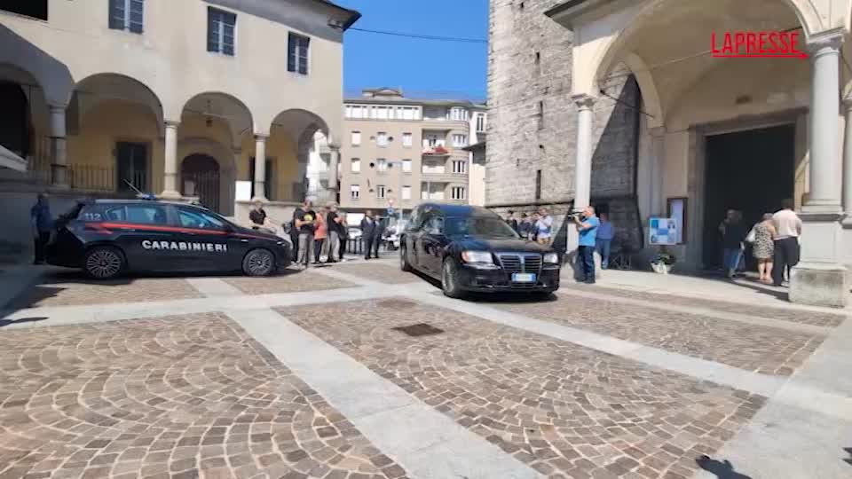 maldive in centinaia a omegna per il funerale di federico gualtieri da Lapresse.it maldive in centinaia a omegna per il funerale di federico gualtieri