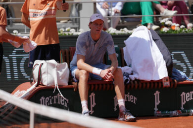 Roland Garros 2026, Sinner fuori: Cerundolo vince in 5 set dopo il malore dell’azzurro – La diretta