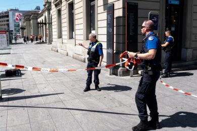Svizzera, uomo aggredisce persone con un coltello alla stazione di Winterthur: urlava ‘Allah Akbar’