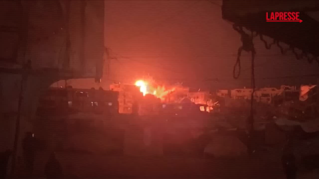 Gaza, attacco israeliano su un campo profughi: il momento del bombardamento